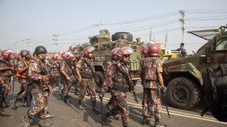 Ден преди дългогодишният министър председател на Бангладеш Шейх Хасина внезапно да