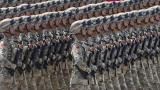 Китай участва с Русия във военни игри докато се отчуждава от САЩ