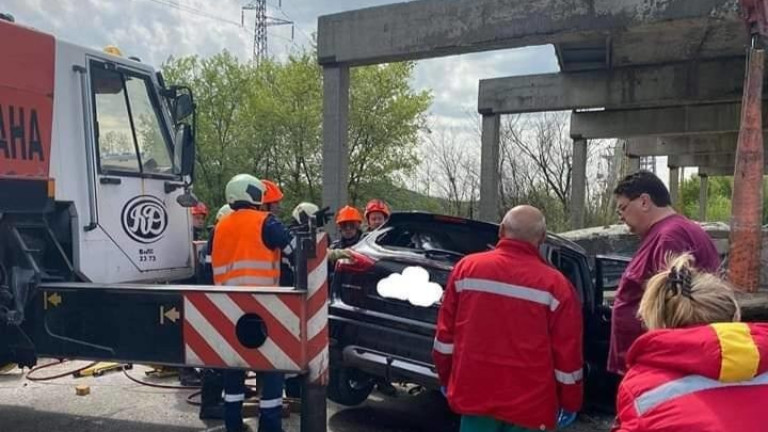 Бетонни плочи от предпазно съоръжение паднаха върху кола, след като