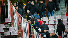 Стойко Сакалиев е ударен със седалка по главата при мелето между феновете 