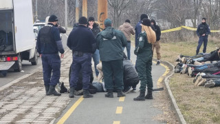Откриха 37 нелегални мигранти в товарен автомобил във Врачанско