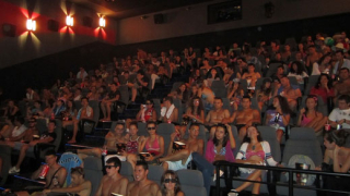 Над 450 човека гледаха "Стръв 3 D"  по бански