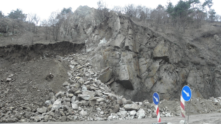 60-тонна скала надвисна над домове в Провадия