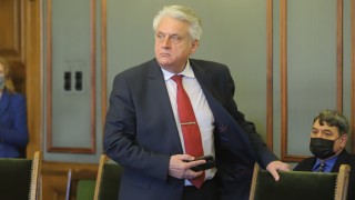 Полицаят който шамароса шофьор на тежкотоварен камион е направил опит