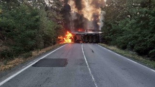 Тежкотоварен автомобил се запали след катастрофа на път Е 79