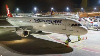 Маклък пожар избухна в гума на самолет на Turkish Airlines след