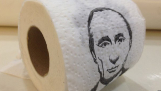 Крим настръхна срещу тоалетна хартия с лика и инициалите на Путин