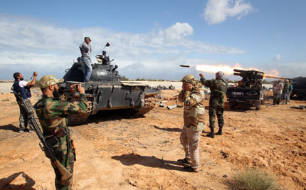Бунтовниците притискат силите на Кадафи в Сирт 