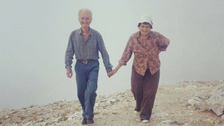 Двойка влюбени възрастни изкачиха Вихрен, хванати за ръце