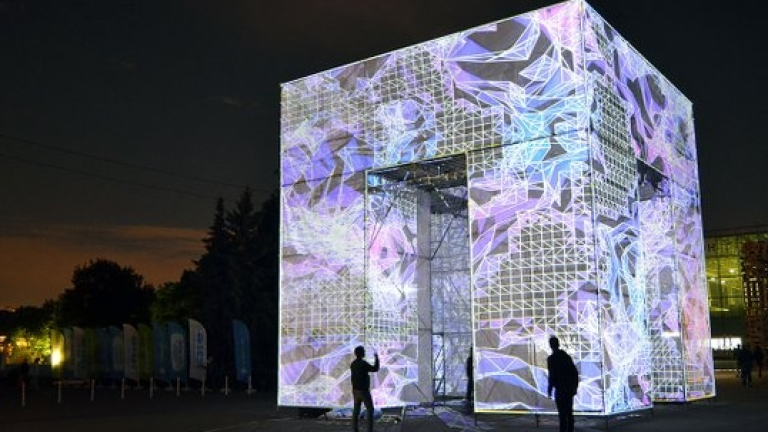 Москва с нова придобивка - огромен дигитален куб (ВИДЕО)