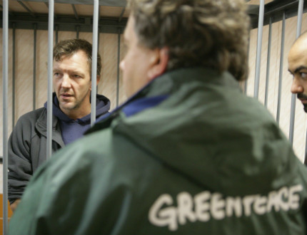 Руски съд остави 22-ма от "Грийнпийс" в ареста за два месеца