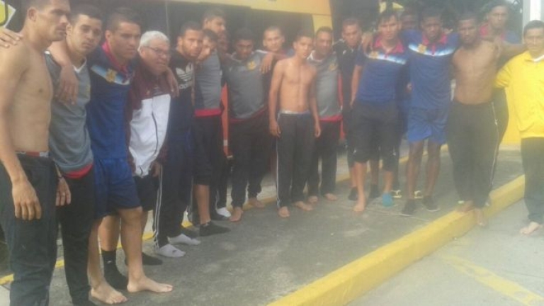 Венецуелски футболисти се прибрали голи и боси след загуба