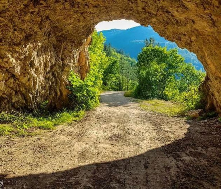 Единият край на тунела в скалата