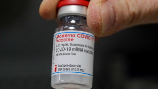 Великобритания ваксинира по 140 души на минута