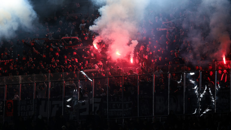 Феновете на Айнтрахт Франкфурт сътвориха хаос на мача с Барселона