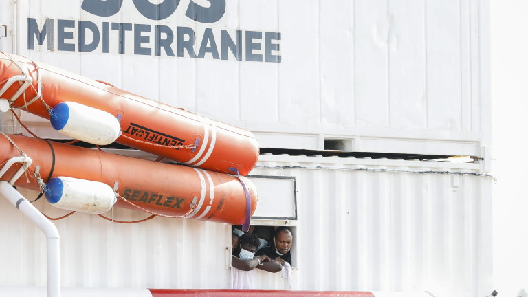 Франция прие кораб с мигранти, прогонен от Италия