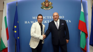 Министър Кралев се срещна с най-изявения ни състезател по мотоциклетизъм Мартин Чой