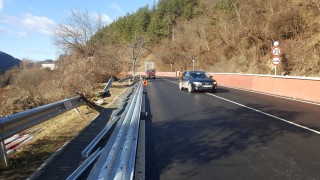 Жилтели на Симитли на протест заради паднала заради опасен път