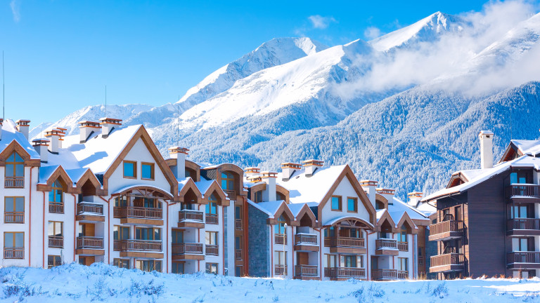 Топлата зима и липсата на сняг удрят ски курортите на България