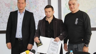 Грамота и почетен знак за шампиона Стилиян Петров