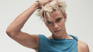 Ромео Бекъм с първа корица