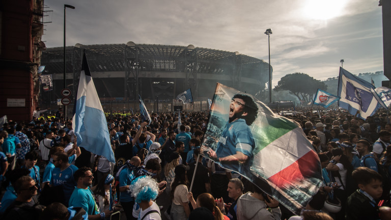 Тифозите на Наполи към Осимен: Селянин, помни, че Марадона е играл тук!