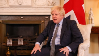 Британският премиер Борис Джонсън е сниман на чаша вино заедно