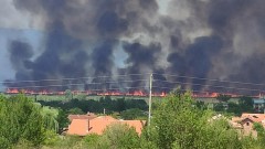 Пожар гори до бензиностанция на АМ "Тракия"