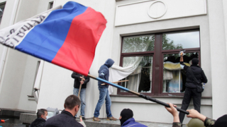 Сепаратисти щурмуваха сгради в Луганск