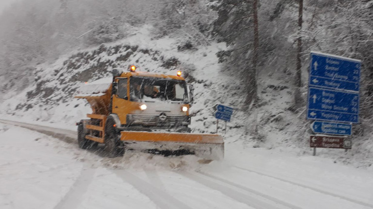 680 снегорина са се включили в почистването на пътищата през