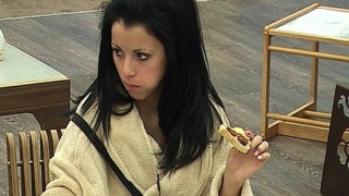 Новата мисия на съквартирантите - "Дълга целувка за лека нощ"