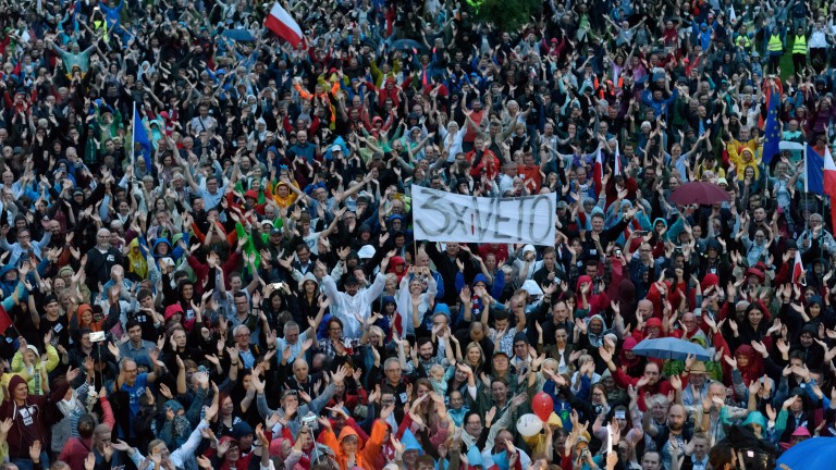 Полският президент Анджей Дуда отхвърли два спорни закона, ограничаващи независимостта