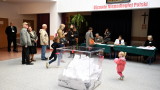 Управляващите в Полша печелят в повечето провинции, но губят в големите градове