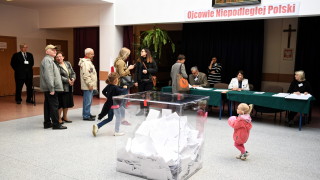 Управляващата партия в Полша Право и справедливост печели в повечето