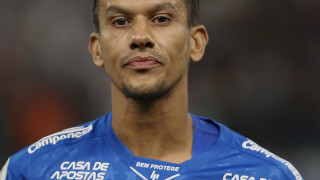 Халфът на бразилския Крузейро Енрике оцеля като по чудо след