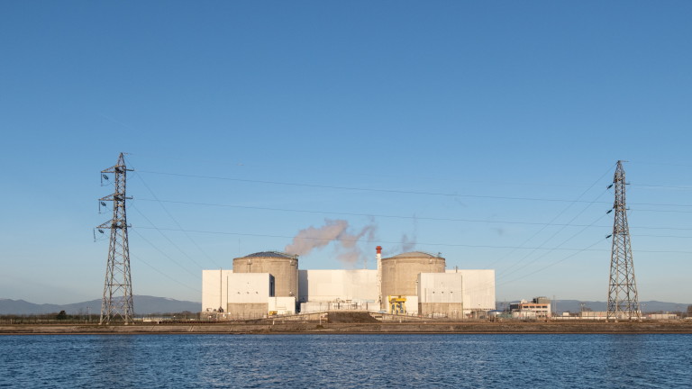 Най-старата атомна електроцентрала във Франция спря работа в понеделник след