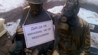 София осъмна с паметници с противогази и панди по снега (СНИМКИ)