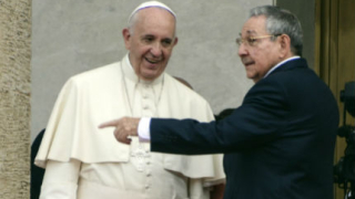 Папа Франциск се срещна с Раул и Фидел Кастро 