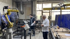 Сива икономика: работници в българските фабрики сглобяват мебели и кухни в гаражи и подбиват цените