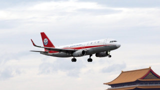 Самолет на Съчуан еърлайнс извърши аварийно кацане след като вторият пилот