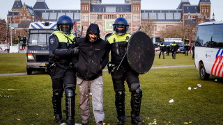 В Амстердам 33 души бяха задържани при протест срещу ограниченията