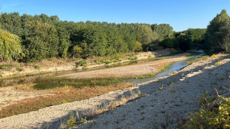 Влошено състояние на коритото на река Стряма създава риск от наводнения