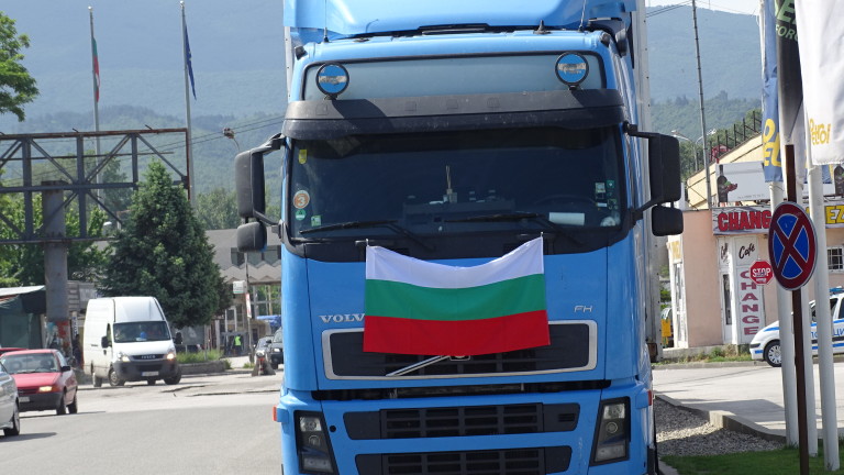 Всичките шест входа на Пловдив са блокирани от тежкотоварни камиони.