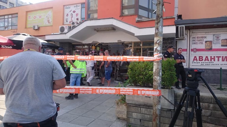 Лек автомобил Ситроен се е врязал във витрина на търговски