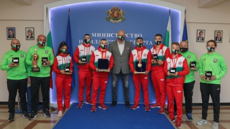 Министър Кралев награди медалистите от Европейското първенство по бокс за младежи и девойки