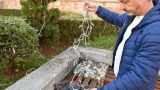 Часове след като беше поставена част от коледната украса пред