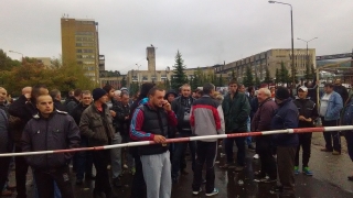 Протестиращите миньори остават под земята, плашат с гражданско неподчинение