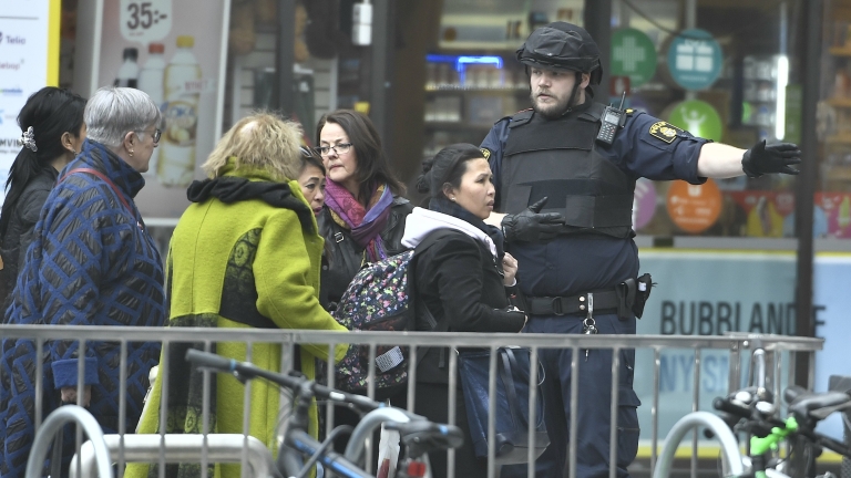 Полицията съветва жителите на Стокхолм да се приберат пеша