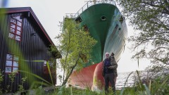 Гигантски контейнеровоз заседна на метри от къща в Норвегия, капитанът вероятно е спял