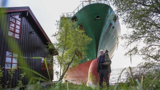 Гигантски контейнеровоз заседна на метри от къща в Норвегия, капитанът вероятно е спял